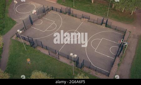 Vue aérienne sur le terrain de basket-ball sans joueurs dans le parc public. Banque D'Images