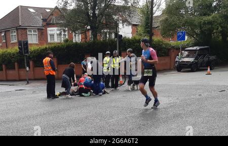 Les gens ont tendance à se disputer dans un triathlon Ironman à Bolton qui avait été blessé après la collision de son vélo et d'une voiture dans un incident présumé de coup et de course. Les services d'urgence ont été appelés dimanche pour faire état d'une collision entre une voiture et un cycliste sur la route Chorley New à Horwich. Date de la photo: Dimanche 4 juillet 2021. Banque D'Images