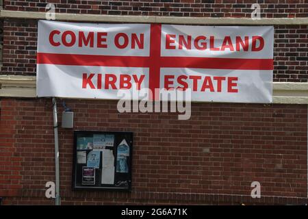 Londres, Royaume-Uni. 04e juillet 2021. Une bannière lisant « Come on England » est vue sur Kirby Estate à Bermondsey.le domaine est couvert de plus de 400 drapeaux St George en soutien de l'équipe d'Angleterre pour le retard du tournoi de football Euro 2020. Une tradition par les résidents du domaine depuis 2012.l'équipe d'Angleterre a battu l'Ukraine 4-0 à Rome le 3 juillet, ce qui en fait à la demi-finale contre le Danemark, qui est prévu le 6 juillet à Wembley. Crédit : SOPA Images Limited/Alamy Live News Banque D'Images
