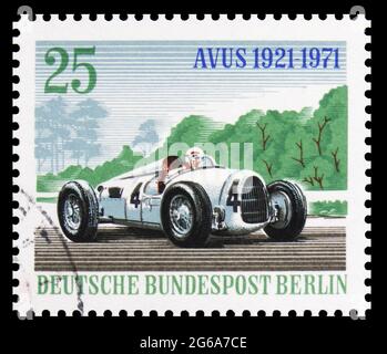 MOSCOU, RUSSIE - 18 AVRIL 2020 : timbre-poste imprimé en Allemagne, Berlin, montre la voiture de course Auto-Union (1936), série AVUS Motor Racing Track, vers 19 Banque D'Images