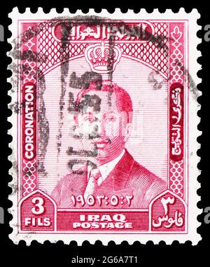 MOSCOU, RUSSIE - 18 AVRIL 2020 : le timbre-poste imprimé en Irak montre le Roi Faisal II (1935-1958), série Coronation, vers 1953 Banque D'Images