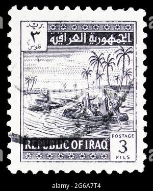 MOSCOU, RUSSIE - 18 AVRIL 2020 : le timbre-poste imprimé en Irak montre 'Guffas' (bateaux ronds tressés) sur le Tigre, série de motifs de campagne, vers 1963 Banque D'Images