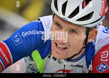 Français Arnaud Demare de Groupama-FDJ franchit la ligne d'arrivée hors limite de temps, à l'étape 9 de la 108e édition de la course cycliste Tour de France, 1 Banque D'Images