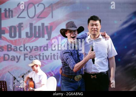 Pékin, Chine. 04e juillet 2021. Les gens se rassemblent au barbecue annuel de la Chambre de commerce américaine (AmCham) du 4 juillet à Beijing, le dimanche 4 juillet 2021. Malgré les tensions actuelles entre Washington et Beijing, les entreprises américaines travaillent encore en étroite collaboration avec le gouvernement chinois pour améliorer le commerce et la coopération commerciale. DOCUMENT photo AMCHAM/UPI crédit: UPI/Alamy Live News Banque D'Images