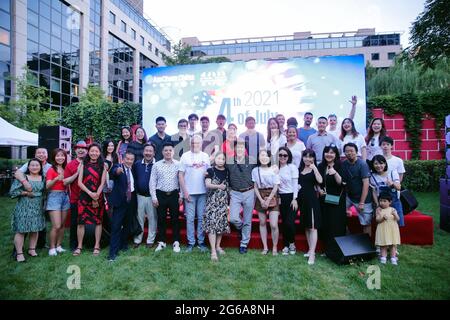 Pékin, Chine. 04e juillet 2021. Les gens se rassemblent au barbecue annuel de la Chambre de commerce américaine (AmCham) du 4 juillet à Beijing, le dimanche 4 juillet 2021. Malgré les tensions actuelles entre Washington et Beijing, les entreprises américaines travaillent encore en étroite collaboration avec le gouvernement chinois pour améliorer le commerce et la coopération commerciale. DOCUMENT photo AMCHAM/UPI crédit: UPI/Alamy Live News Banque D'Images