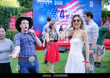 Pékin, Chine. 04e juillet 2021. Les gens se rassemblent au barbecue annuel de la Chambre de commerce américaine (AmCham) du 4 juillet à Beijing, le dimanche 4 juillet 2021. Malgré les tensions actuelles entre Washington et Beijing, les entreprises américaines travaillent encore en étroite collaboration avec le gouvernement chinois pour améliorer le commerce et la coopération commerciale. DOCUMENT photo AMCHAM/UPI crédit: UPI/Alamy Live News Banque D'Images