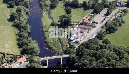 Vue aérienne de Piercebridge près de Darlington. Le George Coaching Inn (en photo) est l'endroit où réside l'horloge grand-père (sujet de la célèbre chanson) Banque D'Images