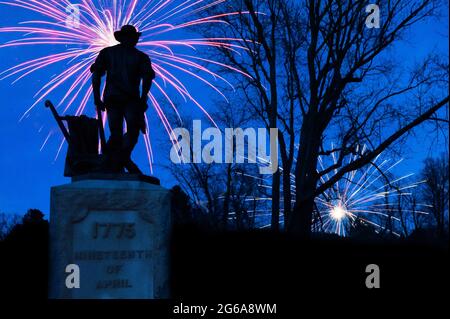 Feu d'artifice qui part derrière la statue de Minuteman au Old North Bridge, à Concord, Massachusetts (photoshop). Banque D'Images