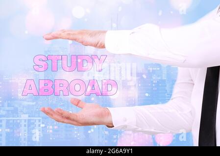 Texte montrant inspiration Study à l'étranger. Concept d'entreprise recherche d'opportunités éducatives dans un pays étranger inspiration technologie d'entreprise Banque D'Images