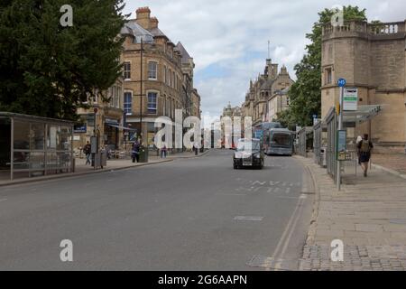 Oxford, Oxfordshire, Royaume-Uni. 10 juin 2021. ROYAUME-UNI. Les amateurs de shopping et les touristes apprécient le soleil et les boutiques de la pittoresque Oxford pendant la pandémie Banque D'Images