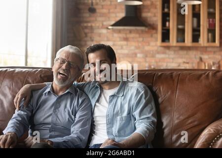 Heureux fils et père de famille, en profitant de loisirs Banque D'Images