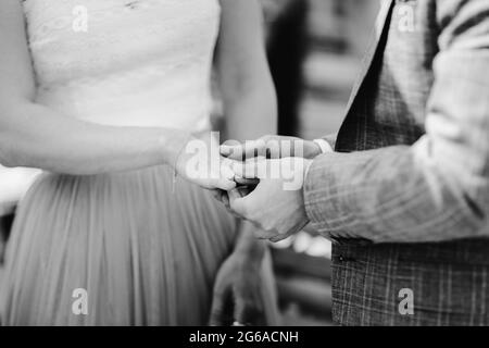 Les jeunes mariés échangeaient des anneaux à leur mariage de près. Banque D'Images