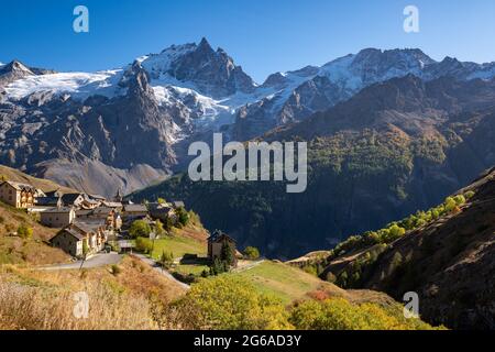 Le pic de la Meije dans le parc national des Ecrins avec le village du Chazelet et le glacier en automne. Hautes-Alpes, Alpes françaises, France Banque D'Images