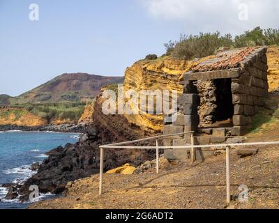 Forte do BOM Jesus ruines au-dessus des falaises orange, île de Terceira, Açores Banque D'Images