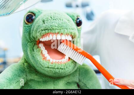 Brosse géante dans la bouche du jouet en peluche Banque D'Images