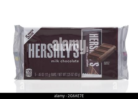 IRIVNE, CALIFORNIE - 3 JUILLET 2021 : un paquet de 5 barres de friandises de taille en chocolat au lait Hersheys. Banque D'Images