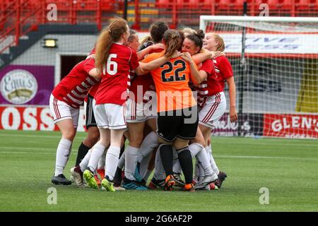 Célébrations alors que Hamilton Academical Womens FC gagne en promotion dans le meilleur vol de Scottish Womens football après leur victoire de 3-0 lors de la Scottish Building Society Premier League 2 Fixture des femmes écossaises Hamilton Academical FC vs Kilmarnock FC, Fountain of Youth Stadium, Hamilton, South Lanarkshire, 04/07/2021 | crédit Colin Poultney | www.Alamy.co.uk Banque D'Images