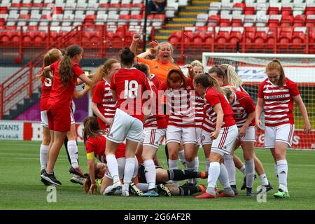 Célébrations alors que Hamilton Academical Womens FC gagne en promotion dans le meilleur vol de Scottish Womens football après leur victoire de 3-0 lors de la Scottish Building Society Premier League 2 Fixture des femmes écossaises Hamilton Academical FC vs Kilmarnock FC, Fountain of Youth Stadium, Hamilton, South Lanarkshire, 04/07/2021 | crédit Colin Poultney | www.Alamy.co.uk Banque D'Images