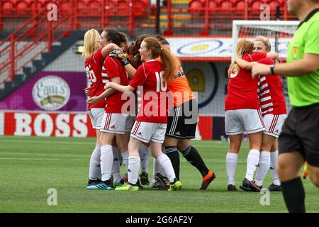 Célébrations alors que Hamilton Academical Womens FC gagne en promotion dans le meilleur vol de Scottish Womens football après leur victoire de 3-0 lors de la Scottish Building Society Premier League 2 Fixture des femmes écossaises Hamilton Academical FC vs Kilmarnock FC, Fountain of Youth Stadium, Hamilton, South Lanarkshire, 04/07/2021 | crédit Colin Poultney | www.Alamy.co.uk Banque D'Images