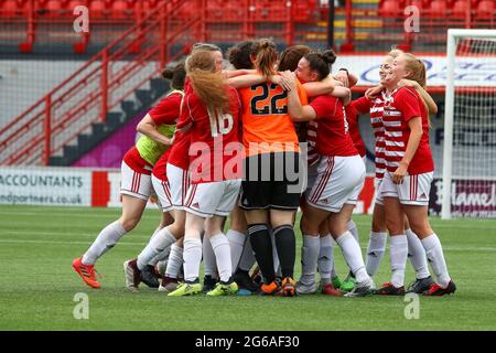 Célébrations alors que Hamilton Academical Womens FC gagne en promotion dans le meilleur vol de Scottish Womens football après leur victoire de 3-0 lors de la Scottish Building Society Premier League 2 Fixture des femmes écossaises Hamilton Academical FC vs Kilmarnock FC, Fountain of Youth Stadium, Hamilton, South Lanarkshire, 04/07/2021 | crédit Colin Poultney | www.Alamy.co.uk Banque D'Images