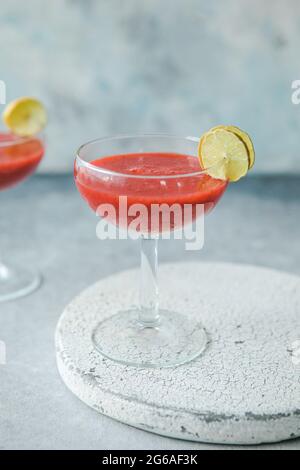 Daiquiri aux fraises avec une tranche de lime Banque D'Images