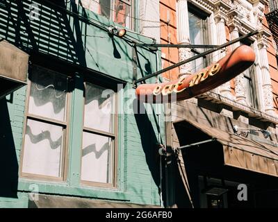 Panneau CRIF Dogs, sur St. Marks place, dans East Village, New York Banque D'Images