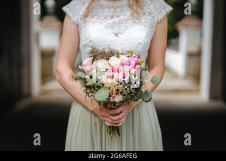 Mariée tenant son bouquet floral gros plan Banque D'Images