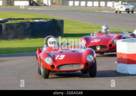 Maserati 300S classique, voiture de course vintage en compétition dans le Sussex Trophée à l'événement historique de Goodwood Revival, Royaume-Uni. Conrad Ulrich conduite Banque D'Images