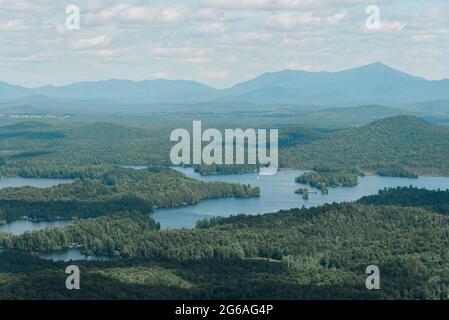 Vue depuis le mont Saint Regis, dans les montagnes Adirondack, New York Banque D'Images