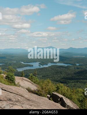 Vue depuis le mont Saint Regis, dans les montagnes Adirondack, New York Banque D'Images