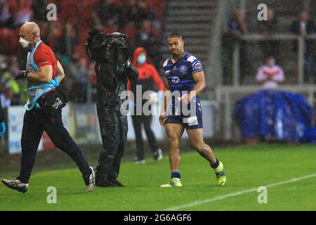 Willie ISA (11) de Wigan Warriors est envoyé à la poubelle Sin après un gros travail sur Regan Grace (5) de St Helens Banque D'Images