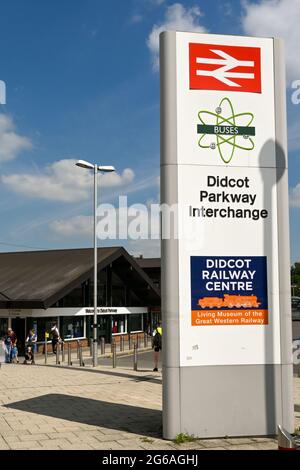 Didcot, Angleterre - juin 2021 : panneau à l'extérieur de la gare de Didcot Parkway Banque D'Images