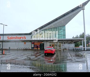 Glasgow, Écosse, Royaume-Uni, 4 juillet 2021. Météo au Royaume-Uni : des pluies torrentielles et des tempêtes spectaculaires ont vu des inondations dans le nord-ouest de la ville et sainsburys DrumChapel dans le grand parc de vente de l'Ouest fermé à 2.30 heures cet après-midi en raison d'inondations avant son heure normale de fermeture de 22 heures, le groupe q magasin voisin a également été forcé de fermer. . Crédit : Gerard Ferry/Alay Live News Banque D'Images