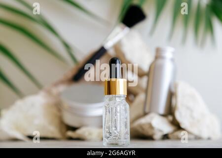 Gel transparent au sérum pour produits cosmétiques pour le visage, acide hyaluronique cosmétique médicale dans compte-gouttes avec pipettes sur fond clair. Naturel Banque D'Images