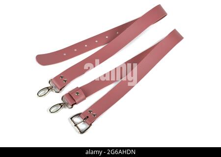 ceinture en cuir beige marron avec carbine et accessoires métalliques isolés sur fond blanc. à utiliser pour les sacs et les valises Banque D'Images