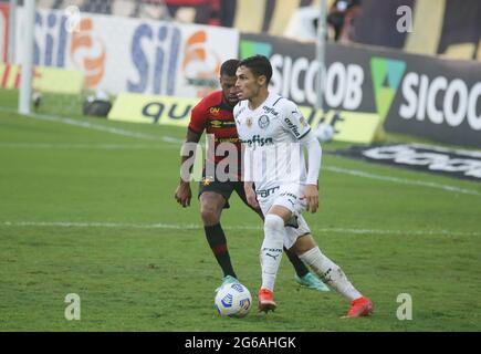 Recife, Brésil. 04e juillet 2021. Raphael Veiga, pendant le sport et Palmeiras, tenu ce dimanche (04), dans un match valable pour la 9e manche du Championnat brésilien 2021, un match tenu au stade Ilha do Retiro, à Recife, Pernambuco, Brésil. Crédit: Tiago Caldas/FotoArena/Alay Live News Banque D'Images