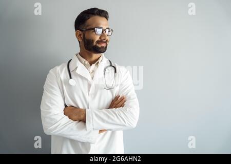Studio portrait d'un médecin indien debout en regardant de côté l'espace de copie Banque D'Images