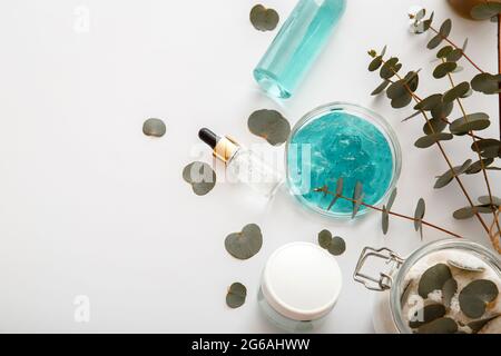 gel crème à base de sérum naturel avec feuilles d'eucalyptus. Cosmétiques de soin de la peau Spa soins aux plantes et aromathérapie sur fond blanc avec espace de copie Banque D'Images