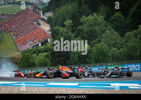 Spielberg, Autriche. 04e juillet 2021. Les pilotes passent au deuxième tour après le début de la course du Grand Prix de F1 autrichien au Red Bull Ring de Spielberg. Crédit : SOPA Images Limited/Alamy Live News Banque D'Images