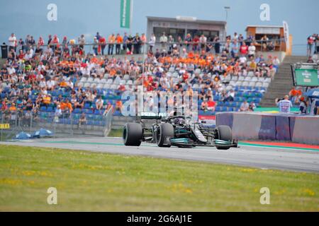 Lewis Hamilton dirige sa Mercedes AMG lors de la course autrichienne du Grand Prix de Formule 1 le 4 juillet 2021 à Spielberg, en Autriche. Banque D'Images