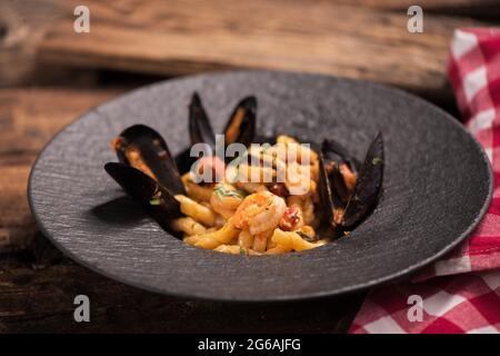 Des pâtes Busiate aux pmusses et crevettes sont servies dans un restaurant de Sicily Trapani. Pâtes de fruits de mer Banque D'Images