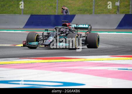Lewis Hamilton dirige sa Mercedes AMG lors de la course autrichienne du Grand Prix de Formule 1 le 4 juillet 2021 à Spielberg, en Autriche. Banque D'Images