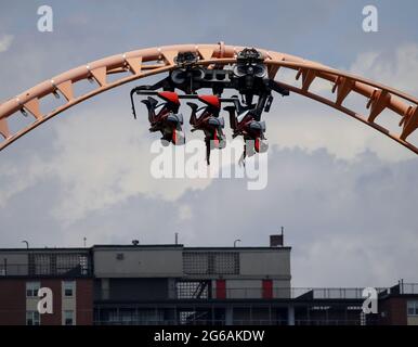 Coney Island, États-Unis. 04e juillet 2021. Les gens se renversent sur les montagnes russes Thunderbolt sur l'île Coney pour le jour de l'indépendance le dimanche 4 juillet 2021 à New York. Photo de John Angelillo/UPI crédit: UPI/Alay Live News Banque D'Images