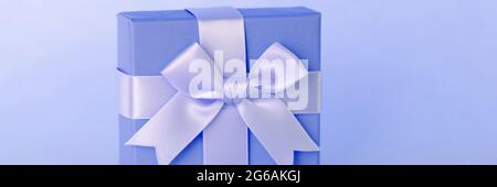 Gros plan dans une boîte cadeau bleue avec un joli ruban Banque D'Images
