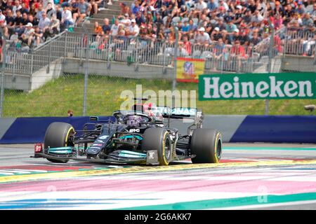 Lewis Hamilton dirige sa Mercedes AMG lors de la course autrichienne du Grand Prix de Formule 1 le 4 juillet 2021 à Spielberg, en Autriche. Banque D'Images
