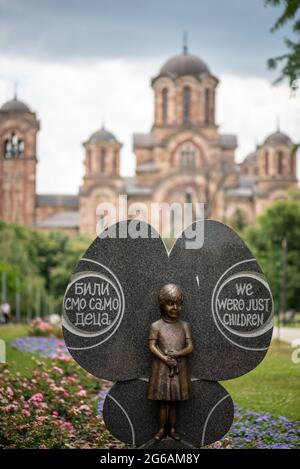 Monument aux enfants tués lors du bombardement de la Serbie par l'OTAN en 1999 avec l'église Saint-Marc en arrière-plan, parc de Tasmajdan à Belgrade, Serbie le 3 juillet 20 Banque D'Images