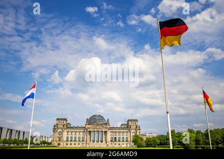 Berlin, Allemagne. 04e juillet 2021. Drapeaux hollandais au Reichstag à Berlin la veille de la visite d'État du roi Willem-Alexander et de la reine Maxima des pays-Bas, le 4 juillet 2021. Credit: Patrick van Katwijk/dpa/Alay Live News Banque D'Images