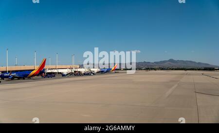 Las Vegas, Nevada - 21 2021 avril : Southwest planes garés au terminal de Las Vegas avec un ciel dégagé Banque D'Images