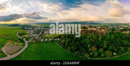 Vue aérienne spectaculaire du château de Stirling par drone au coucher du soleil, Scottland Banque D'Images