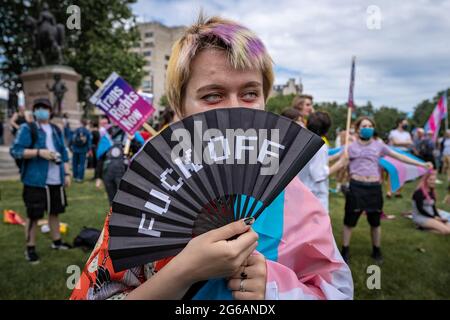 Londres, Royaume-Uni. 26 juin 2021. Les supporters de la London Trans+ Pride se rassemblent près de Wellington Arch prêts à marcher. Banque D'Images